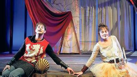 Auch ein wenig Liebe. Die ist mit Kunibert (Jan Kersjes) und Kunigunde (Juliane Götz ) in „Drachen und Ritter“ zu erleben.