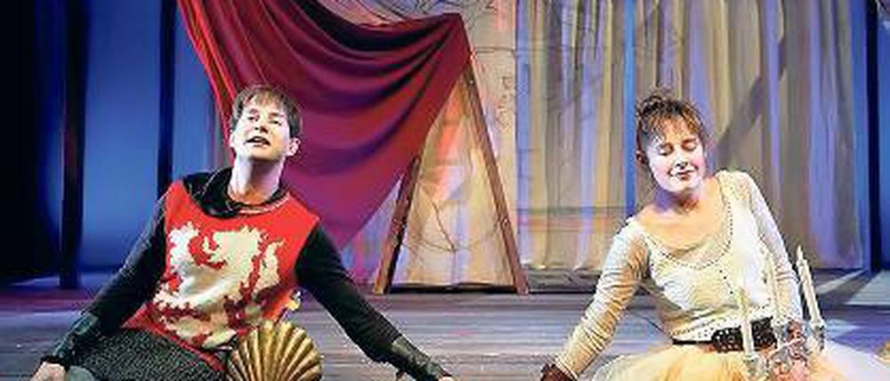 Auch ein wenig Liebe. Die ist mit Kunibert (Jan Kersjes) und Kunigunde (Juliane Götz ) in „Drachen und Ritter“ zu erleben.
