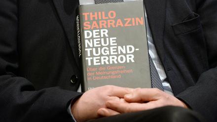 Posieren mit dem Selbstmitleid: Der Autor Thilo Sarrazin verkauft seine Bücher gut - fühlt sich aber von "Tugendterroristen" in seiner Meinungsfreiheit verfolgt.