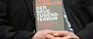 Posieren mit dem Selbstmitleid: Der Autor Thilo Sarrazin verkauft seine Bücher gut - fühlt sich aber von "Tugendterroristen" in seiner Meinungsfreiheit verfolgt.