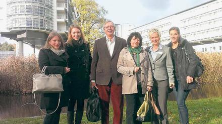 Kompetenzteam. Thea Moritz (r.) und Michael Prechtel mit Studentinnen.