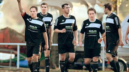 Zu einem vertrauten Bild sind jubelnde Spieler des Kreisliga-Spitzenreites Lok Potsdam geworden. Ein Garant für den Erfolg ist unter anderem Lars Weber (l.), der in einem engen Spiel den Unterschied ausmachen kann.