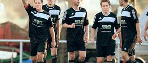 Zu einem vertrauten Bild sind jubelnde Spieler des Kreisliga-Spitzenreites Lok Potsdam geworden. Ein Garant für den Erfolg ist unter anderem Lars Weber (l.), der in einem engen Spiel den Unterschied ausmachen kann.
