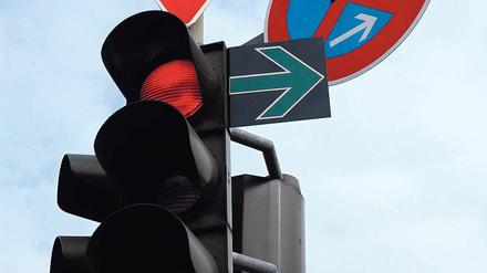 Der Jubilar. Vor 20 Jahren wurde dieser Pfeil an der Ecke Hermsdorfer / Oranienburger Straße in Reinickendorf montiert – als erster in einem West-Bezirk.