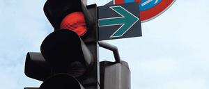 Der Jubilar. Vor 20 Jahren wurde dieser Pfeil an der Ecke Hermsdorfer / Oranienburger Straße in Reinickendorf montiert – als erster in einem West-Bezirk.