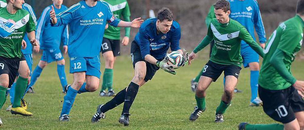 Sicher: FSV-Torwart Torwart Florian Müller (2.v.r.) behielt auch in der Schlussphase den Überblick. Denny Legde (FSV., r. sichert den Ball mit ab, während Daniel Langrock (im Vordergrund links) etwas zu fordern scheint.