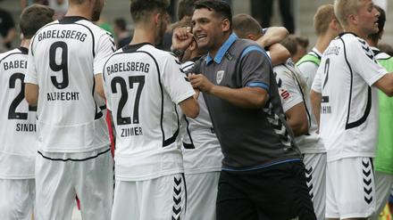 Immer noch ziemlich verärgert: Trainer Cem Efe (M.).