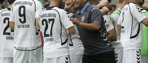 Immer noch ziemlich verärgert: Trainer Cem Efe (M.).
