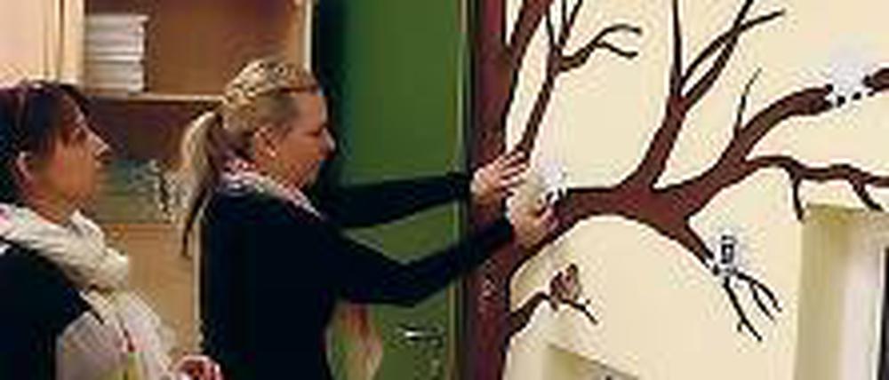 Herausgeputzt. Erzieherinnen schmücken die Krippe zur Eröffnung.