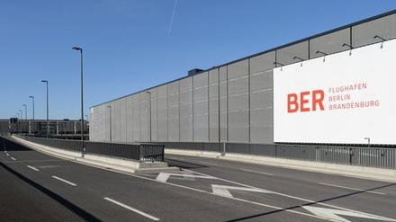 Nichts geht hier. Vom Fliegen ganz zu schweigen. Der BER-Flughafen ist eine peinliche aber extrem teure Baustelle.