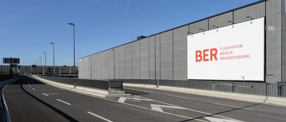 Nichts geht hier. Vom Fliegen ganz zu schweigen. Der BER-Flughafen ist eine peinliche aber extrem teure Baustelle.