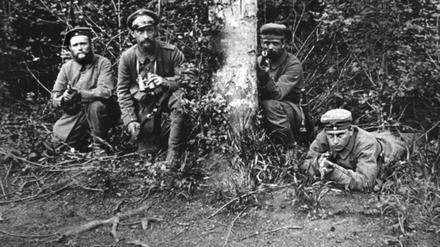 Während des Krieges wurden in deutschen Zeitungen und in Filmen so gut wie überhaupt keine Bilder von Kampfhandlungen gezeigt. Allenfalls waren gestellte Bilder zu sehen, oder Filmaufnahmen. Verletzte oder gar Tote waren nicht zu sehen, so dass die Vorstellung vom Krieg idealisiert blieb. - hier ein Truppführer mit einem Fernglas in der Hand kauert mit seinen Soldaten 1915 an einem Waldrand an der Westfront.