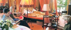 Schöner Wohnen im Hort. Was aussieht wie ein Hotel für Kinder, ist Alltag im „Hort der fröhlichen Kinder“ an der Karl-Förster-Schule. Die Möbel haben Eltern und Erzieher gesammelt, damit sich die Kleinen wenigstens am Nachmittag wie zu Hause fühlen. Einmal in der Woche ist Vorlesetag – Gelegenheit zuzuhören oder einzuschlafen.