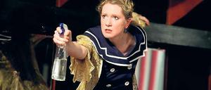 Mit dem Badreiniger gegen Wahnvorstellungen. Frau und Mann im Stück „Bin nebenan“ können sich einfach nicht entspannen und genießen, was sich ihnen bietet. Karen Schneeweiß-Voigt (Foto) will nicht mal mehr in die Badewanne.