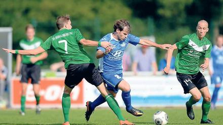 Deutschland im September 2013. Beim Derby mit dem FSV Babelsberg 74 zieht Iker Mártinez (Mitte, RSV Eintracht) den FSVern Thomas Wisniowski (l.) und Tim Wolff davon. Am 29. März steht das Rückspiel auf dem Programm. Im September hatte der RSV Eintracht den FSV mit 2:1 besiegt.