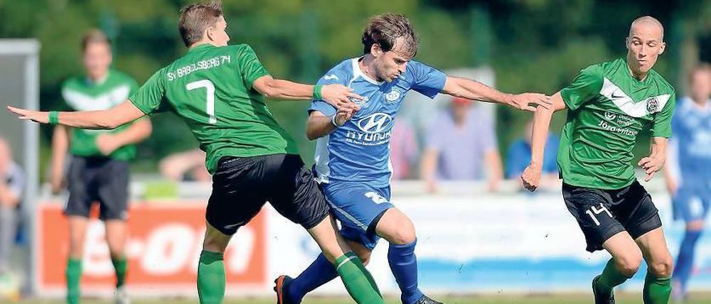 Deutschland im September 2013. Beim Derby mit dem FSV Babelsberg 74 zieht Iker Mártinez (Mitte, RSV Eintracht) den FSVern Thomas Wisniowski (l.) und Tim Wolff davon. Am 29. März steht das Rückspiel auf dem Programm. Im September hatte der RSV Eintracht den FSV mit 2:1 besiegt.