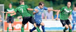 Deutschland im September 2013. Beim Derby mit dem FSV Babelsberg 74 zieht Iker Mártinez (Mitte, RSV Eintracht) den FSVern Thomas Wisniowski (l.) und Tim Wolff davon. Am 29. März steht das Rückspiel auf dem Programm. Im September hatte der RSV Eintracht den FSV mit 2:1 besiegt.