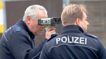 Erwischt. Trotz des sogenannten Blitzermarathons an landesweit mehr als 8700 Stellen nahmen Brandenburgs Kommunen 2013 rund vier Millionen Euro weniger an Straf- und Bußgeldern wegen überhöhter Geschwindigkeit im Straßenverkehr ein.