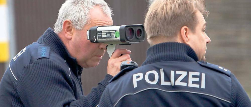 Erwischt. Trotz des sogenannten Blitzermarathons an landesweit mehr als 8700 Stellen nahmen Brandenburgs Kommunen 2013 rund vier Millionen Euro weniger an Straf- und Bußgeldern wegen überhöhter Geschwindigkeit im Straßenverkehr ein.