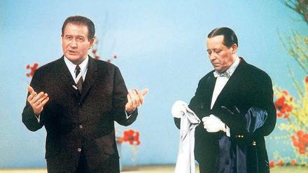 Der Schlusspunkt bei "Einer wird gewinnen" war auch der Höhepunkt: Hans-Joachim Kulenkampff (links) ließ sich von "Butler" Martin Jente in den Mantel helfen. 