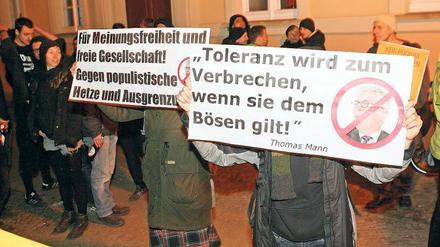 Protest. Mit Spruchbändern wurde gegen Sarrazin demonstriert.