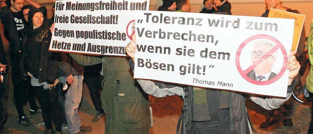 Protest. Mit Spruchbändern wurde gegen Sarrazin demonstriert.