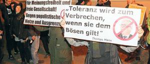 Protest. Mit Spruchbändern wurde gegen Sarrazin demonstriert.