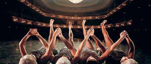 Schlange wird Schwan. Mehr als 300 junge Tänzerinnen und Tänzer aus der ganzen Welt sind zum Casting nach London gekommen.