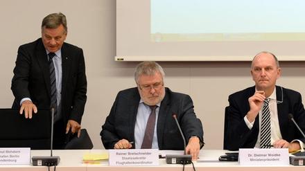 Verspätungen gehören beim BER zur Tagesordnung. Bei dieser Sitzung des BER- Sonderausschusses trudelt deshalb gleich der Chef Hartmut Mehdorn (l) mit Verzögerung ein. Woidke (r.) und Bretschneider mussten warten.