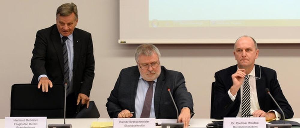 Verspätungen gehören beim BER zur Tagesordnung. Bei dieser Sitzung des BER- Sonderausschusses trudelt deshalb gleich der Chef Hartmut Mehdorn (l) mit Verzögerung ein. Woidke (r.) und Bretschneider mussten warten.