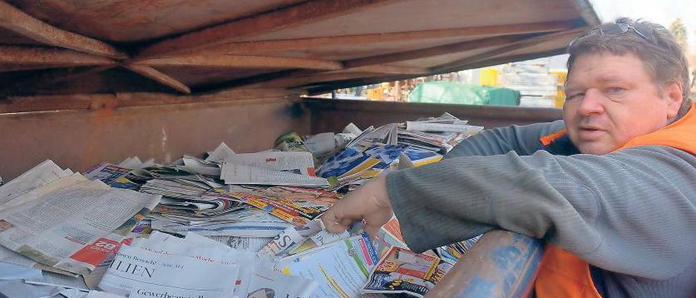 Papier. Karsten Hericke ist privater Papierhändler. Weil viele ihre Zeitungen zu ihm bringen, erleidet der öffentliche Entsorger Verluste von 200 000 Euro im Jahr.