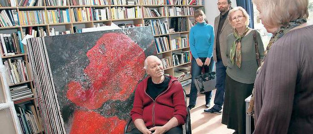 Der Maler in seinem Atelier. Am Samstag besuchten Potsdamer im Rahmen der „Brandenburger Ateliergespräche“ den Maler Armando an seiner Arbeitsstätte und sprachen mit ihm über seine Bilder.