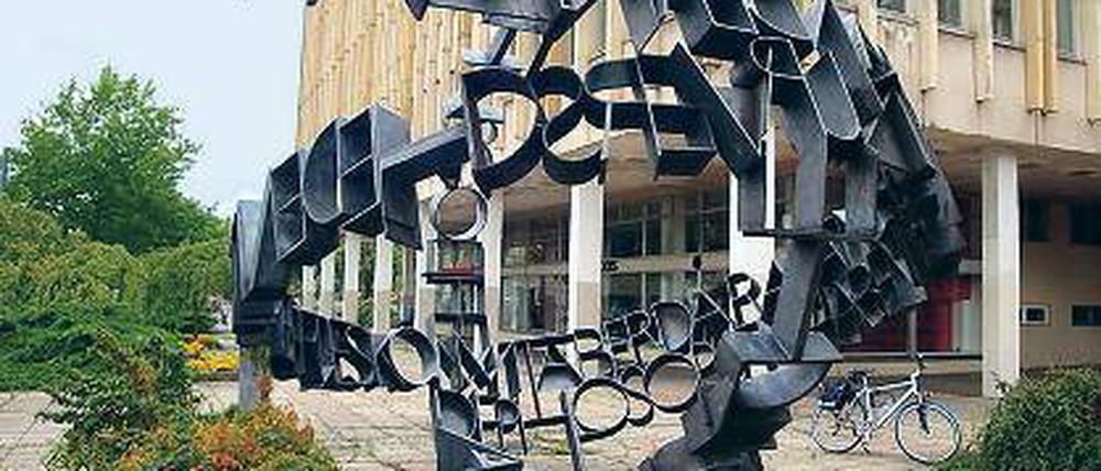 Alter Anblick. Die Kugel soll vor das Oberstufenzentrum.