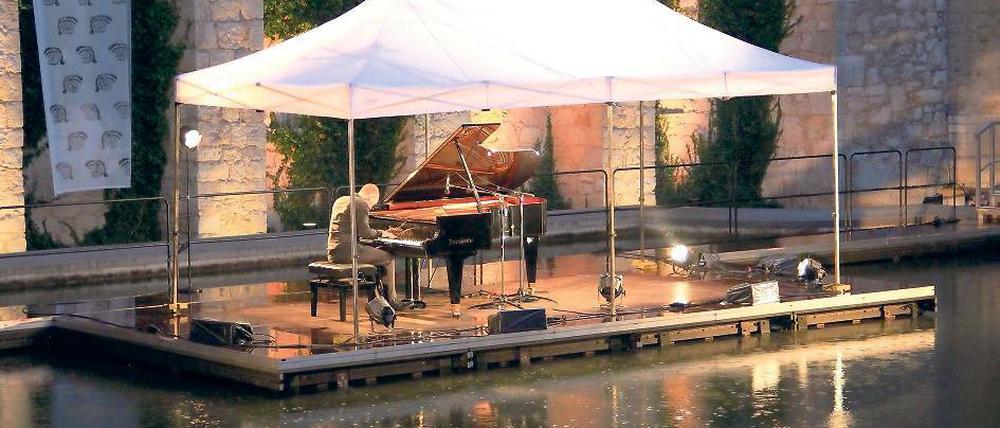 Höhepunkt im vergangenen Jahr bei den Havelländischen Musikfestspielen. Das war das ausverkaufte Konzert des Pianisten Nikolai Tokarev auf der Wasserbühne im Belvedere auf dem Pfingstberg bei einsetzendem Regen.