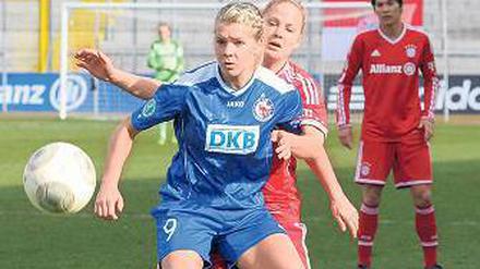 Immer auf Achse. Turbine Potsdams Ada Hegerberg (l.) ist von Leonie Maier (Bayern) kaum zu halten.