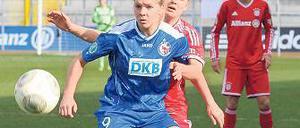 Immer auf Achse. Turbine Potsdams Ada Hegerberg (l.) ist von Leonie Maier (Bayern) kaum zu halten.