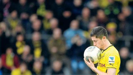 Bitte sei doch wieder lieb zu mir! Robert Lewandowski im Dialog mit seinem einst besten Freund, dem Ball.