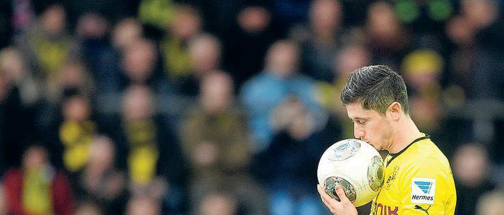 Bitte sei doch wieder lieb zu mir! Robert Lewandowski im Dialog mit seinem einst besten Freund, dem Ball.