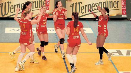 Berechtigten Grund zum Jubeln hatten die Volleyballerinnen des SC Potsdam nach ihrem Sieg gegen den Schweriner SC.