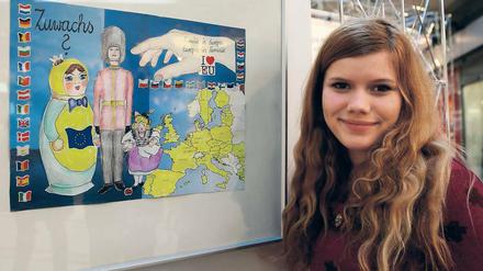 Schwangere Matroschka. Anna-Lena mit ihrem Europa-Bild.