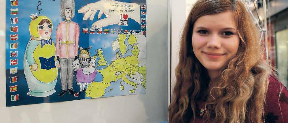 Schwangere Matroschka. Anna-Lena mit ihrem Europa-Bild.