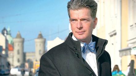Und als nächstes ins Dschungelcamp? Robert Neubauer, Potsdamer Immobilienmakler, zeigt in der TV-Serie „Mieten, Kaufen, Wohnen“, wo in Potsdam noch was frei ist. Am kommenden Sonntag steht er in seiner eigenen Küche am Herd und kocht für die Gäste sein „Perfektes Promi-Dinner“.