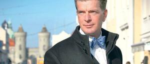 Und als nächstes ins Dschungelcamp? Robert Neubauer, Potsdamer Immobilienmakler, zeigt in der TV-Serie „Mieten, Kaufen, Wohnen“, wo in Potsdam noch was frei ist. Am kommenden Sonntag steht er in seiner eigenen Küche am Herd und kocht für die Gäste sein „Perfektes Promi-Dinner“.