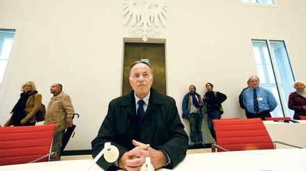Ungeliebter Vogel. Vielen, auch Landtagspräsident Gunter Fritsch (SPD), war der weiße Adler im Plenarsaal ein Dorn im Auge. Die massiven Proteste haben offenbar Wirkung gezeigt. Noch vor der Sommerpause soll er womöglich ausgetauscht werden.