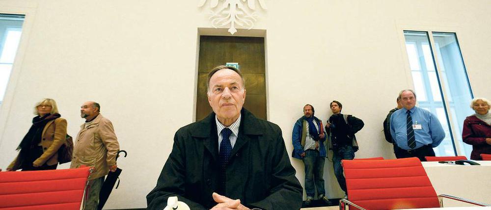 Ungeliebter Vogel. Vielen, auch Landtagspräsident Gunter Fritsch (SPD), war der weiße Adler im Plenarsaal ein Dorn im Auge. Die massiven Proteste haben offenbar Wirkung gezeigt. Noch vor der Sommerpause soll er womöglich ausgetauscht werden.
