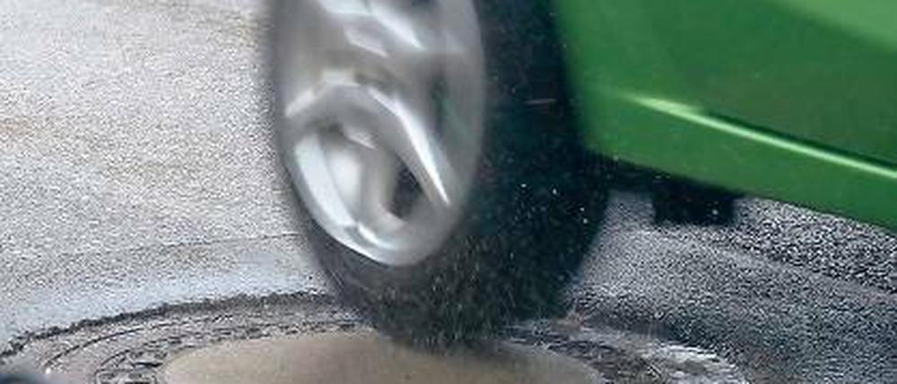 Krachmacher. Der Lärm der Gullideckel reißt Anwohner aus dem Schlaf.