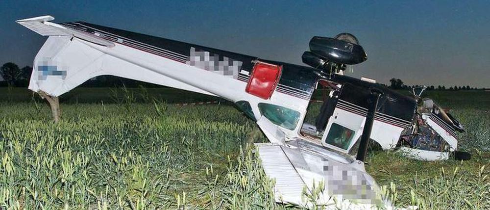 Das Unglücksflugzeug auf einem Feld in der Nähe von Birkenwerden im Oderbruch.