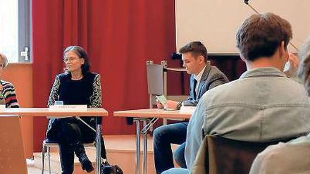 Zeitzeuginnen. Martina Münch und Ulrike Poppe (v.l.) vor Schülern.