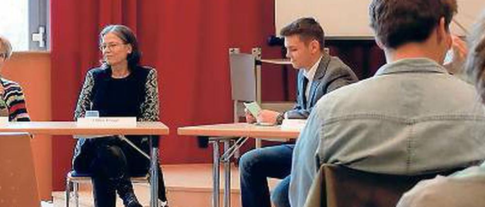 Zeitzeuginnen. Martina Münch und Ulrike Poppe (v.l.) vor Schülern.