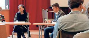 Zeitzeuginnen. Martina Münch und Ulrike Poppe (v.l.) vor Schülern.